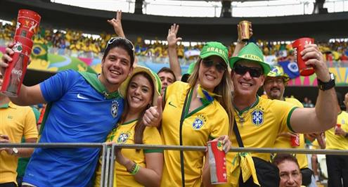 بالصور.. جماهير المونديال.. عودة أصحاب الرداء الأصفر والظهور العربي الأول